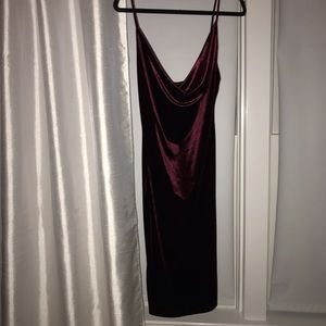 Deep burgundy velvet cocktail dress 🍷
